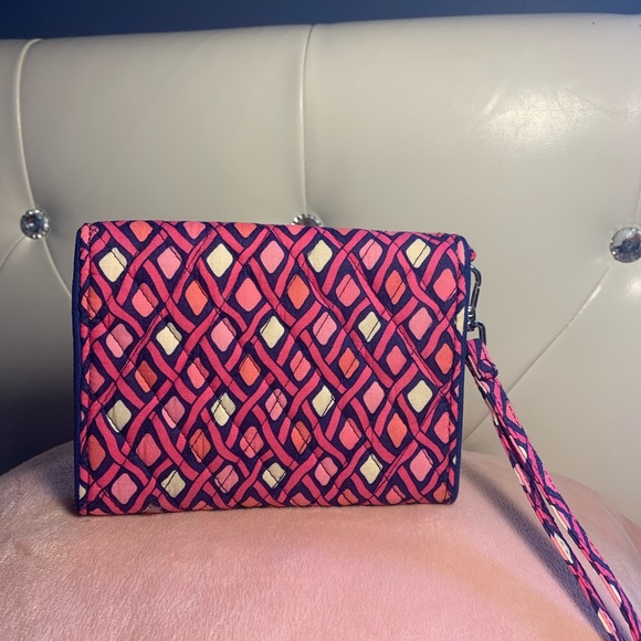 SOLD///Vera Bradley Your Turn Smartphone Wristlet - Picture 9 of 10